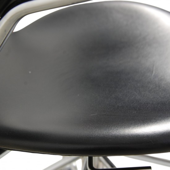 Arne Jacobsen 3217 Syver kontorstol i sort Essential læder