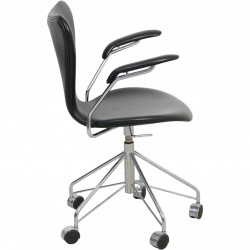 Arne Jacobsen 3217 Syver kontorstol i sort Essential læder