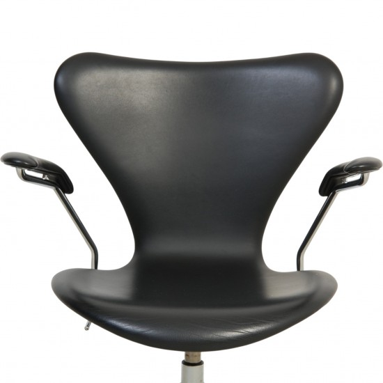 Arne Jacobsen 3217 Syver kontorstol i sort Essential læder