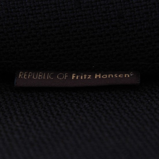 Arne Jacobsen Ægget stol i sort stof 2012