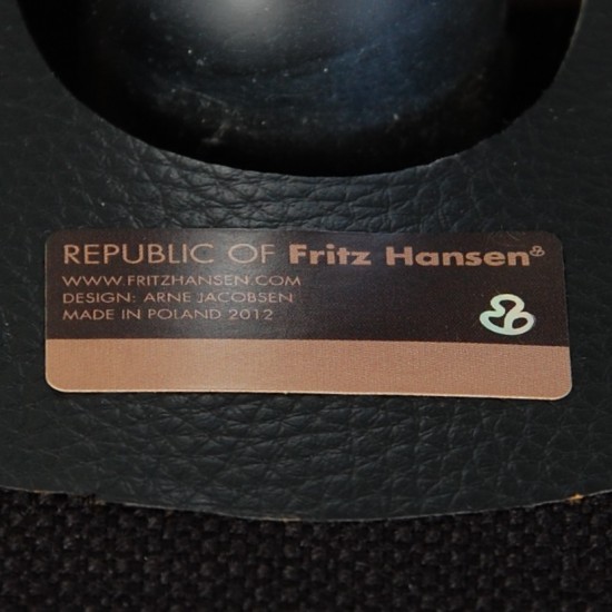 Arne Jacobsen Ægget stol i sort stof 2012