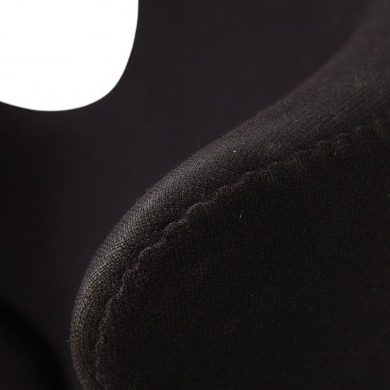 Arne Jacobsen Ægget stol i sort stof 2012