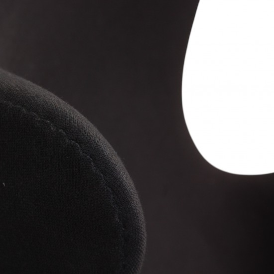 Arne Jacobsen Ægget stol i sort stof 2012