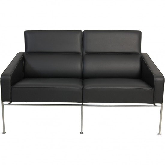 Arne Jacobsen 2pers Lufthavnssofa nypolstret i sort bizon læder
