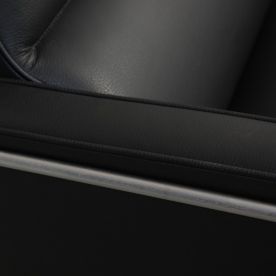 Arne Jacobsen 2pers Lufthavnssofa nypolstret i sort bizon læder