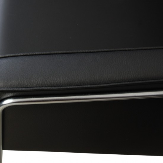 Arne Jacobsen 2pers Lufthavnssofa nypolstret i sort bizon læder