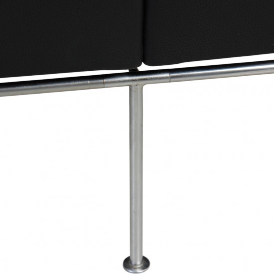 Arne Jacobsen 2pers Lufthavnssofa nypolstret i sort bizon læder