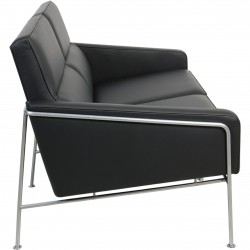 Arne Jacobsen 2pers Lufthavnssofa nypolstret i sort bizon læder