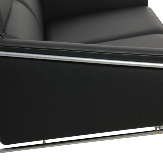 Arne Jacobsen 2pers Lufthavnssofa nypolstret i sort bizon læder