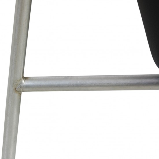 Arne Jacobsen 2pers Lufthavnssofa nypolstret i sort bizon læder