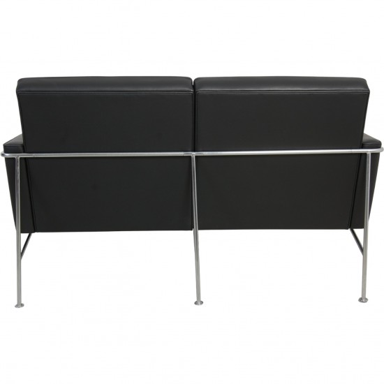 Arne Jacobsen 2pers Lufthavnssofa nypolstret i sort bizon læder