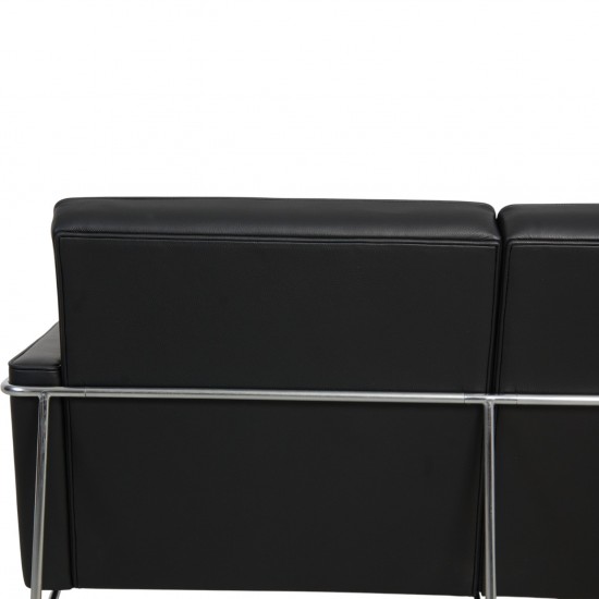 Arne Jacobsen 2pers Lufthavnssofa nypolstret i sort bizon læder