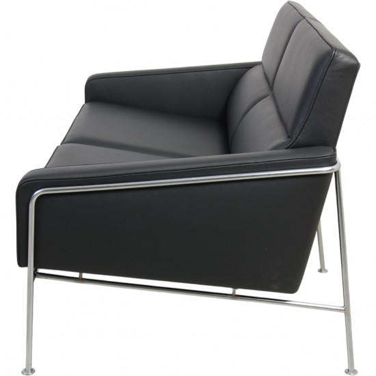 Arne Jacobsen 2pers Lufthavnssofa nypolstret i sort bizon læder