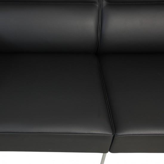 Arne Jacobsen 2pers Lufthavnssofa nypolstret i sort bizon læder