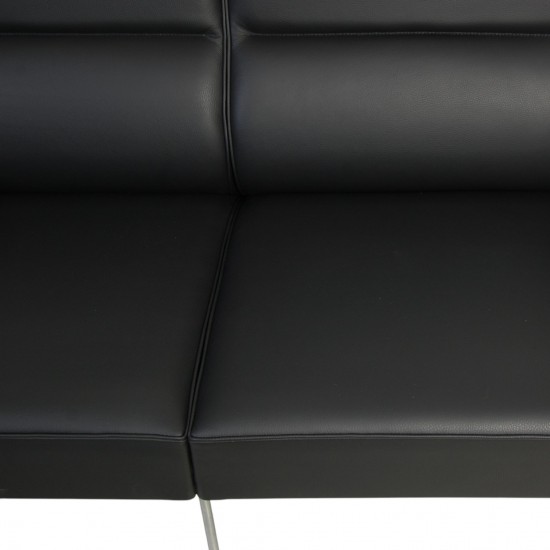 Arne Jacobsen 2pers Lufthavnssofa nypolstret i sort bizon læder