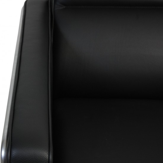 Arne Jacobsen 2pers Lufthavnssofa nypolstret i sort bizon læder