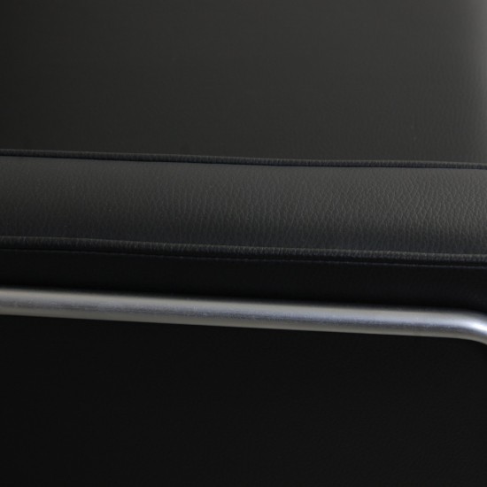 Arne Jacobsen 2pers Lufthavnssofa nypolstret i sort bizon læder