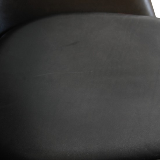 Arne Jacobsen Ægget stol i sort grace læder 2010