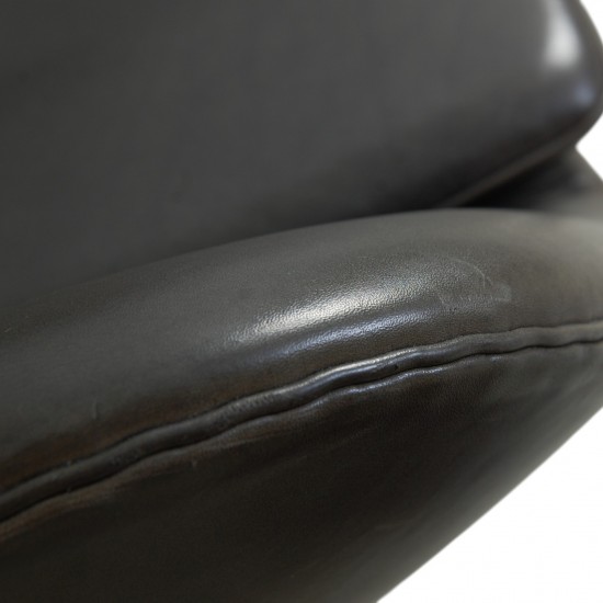 Arne Jacobsen Ægget stol i sort grace læder 2010