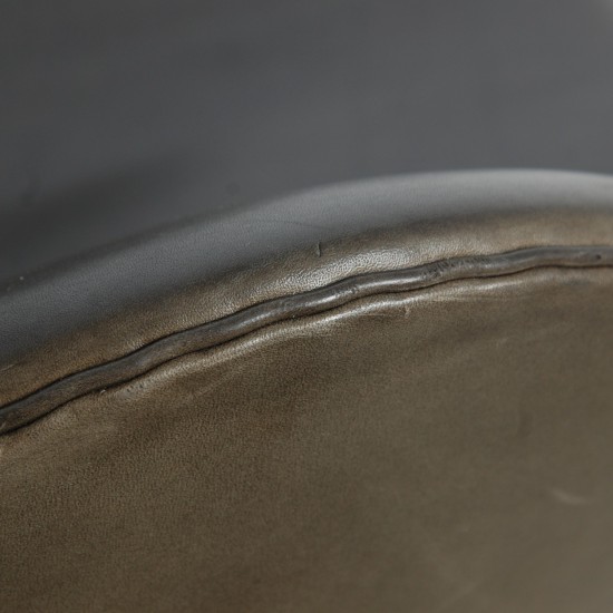 Arne Jacobsen Ægget stol i sort grace læder 2010