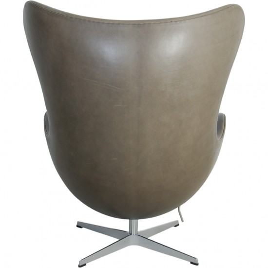 Arne Jacobsen Ægget stol i sort grace læder 2010