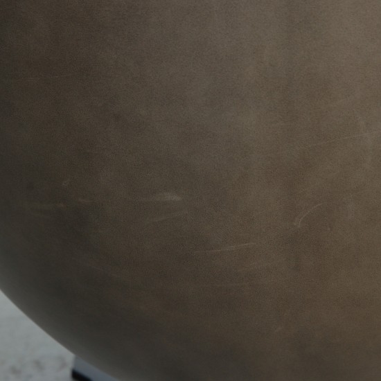 Arne Jacobsen Ægget stol i sort grace læder 2010