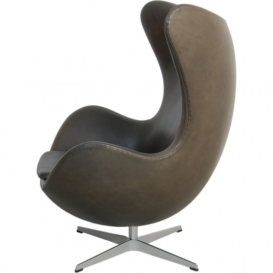 Arne Jacobsen Ægget stol i sort grace læder 2010