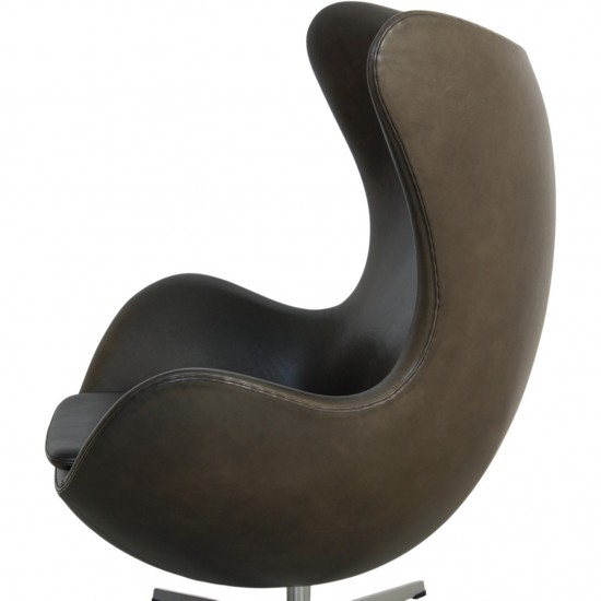 Arne Jacobsen Ægget stol i sort grace læder 2010
