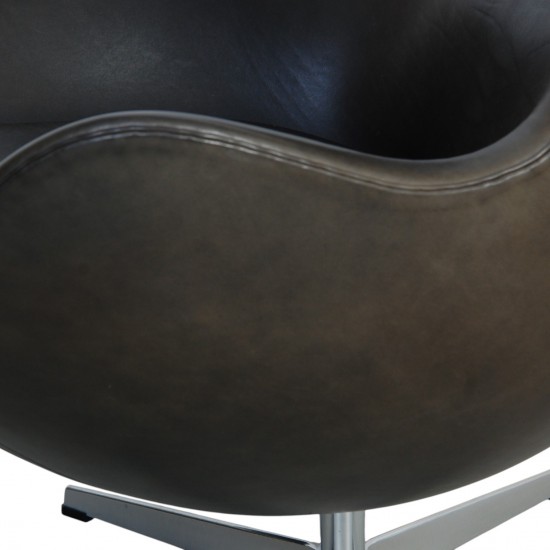Arne Jacobsen Ægget stol i sort grace læder 2010