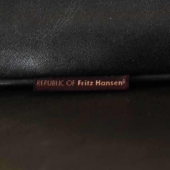 Arne Jacobsen Ægget stol i sort grace læder 2010