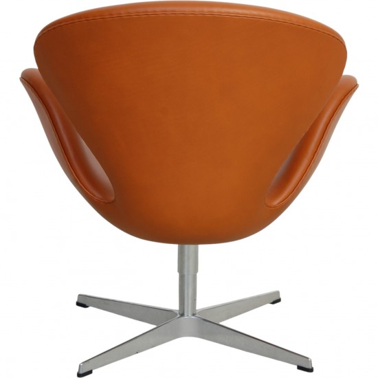 Arne Jacobsen Svane stol nybetrukket med valnød Classic læder