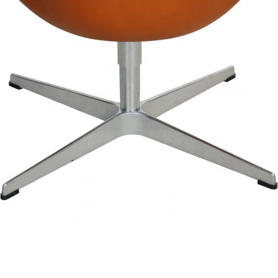 Arne Jacobsen Svane stol nybetrukket med valnød Classic læder