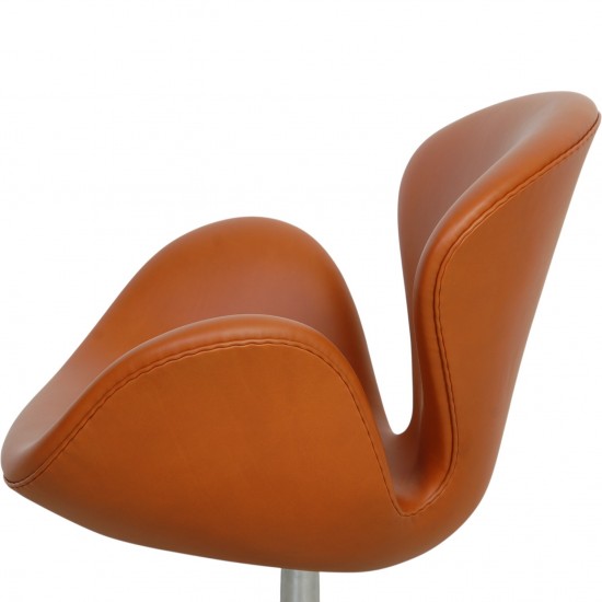 Arne Jacobsen Svane stol nybetrukket med valnød Classic læder