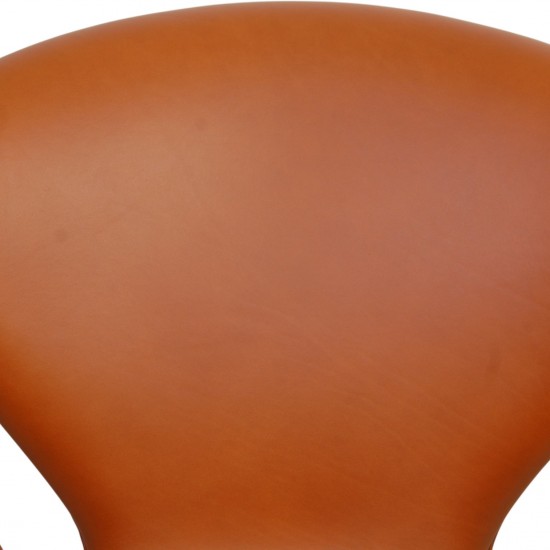 Arne Jacobsen Svane stol nybetrukket med valnød Classic læder