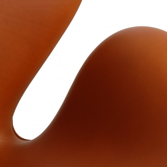 Arne Jacobsen Svane stol nybetrukket med valnød Classic læder