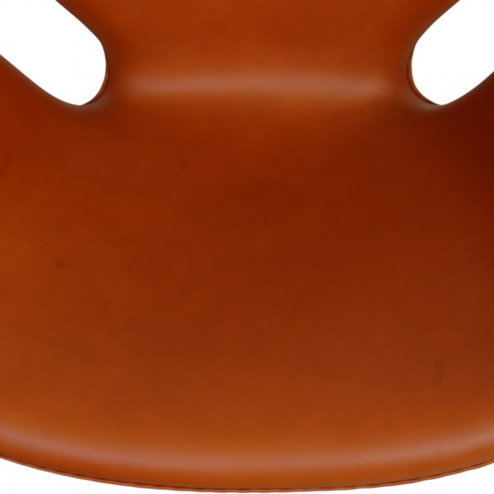 Arne Jacobsen Svane stol nybetrukket med valnød Classic læder