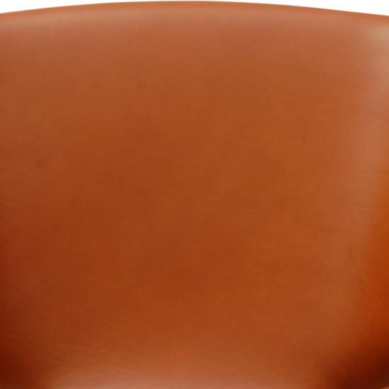 Arne Jacobsen Svane stol nybetrukket med valnød Classic læder