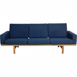 Hans Wegner GE236 3-personers sofa i blåt stof og eg
