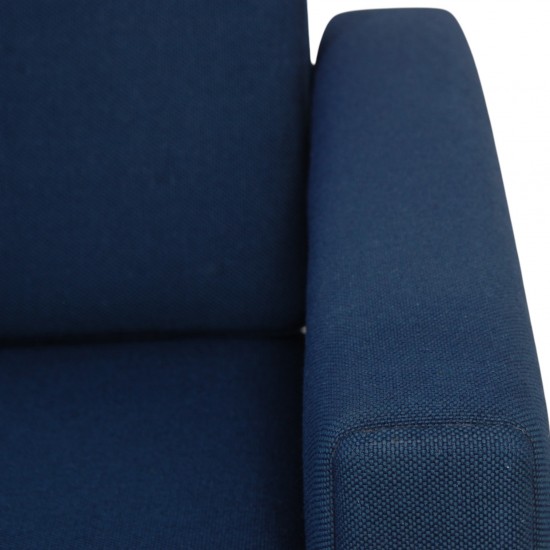 Hans Wegner GE236 3-personers sofa i blåt stof og eg