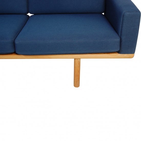 Hans Wegner GE236 3-personers sofa i blåt stof og eg