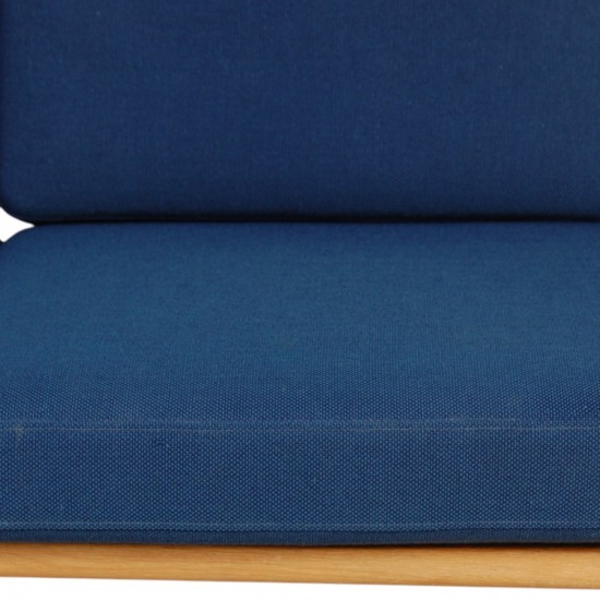 Hans Wegner GE236 3-personers sofa i blåt stof og eg