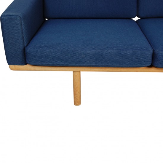 Hans Wegner GE236 3-personers sofa i blåt stof og eg