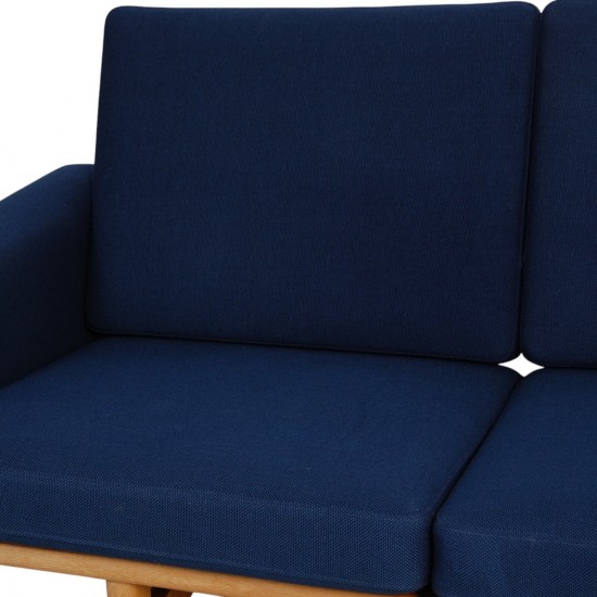 Hans Wegner GE236 3-personers sofa i blåt stof og eg