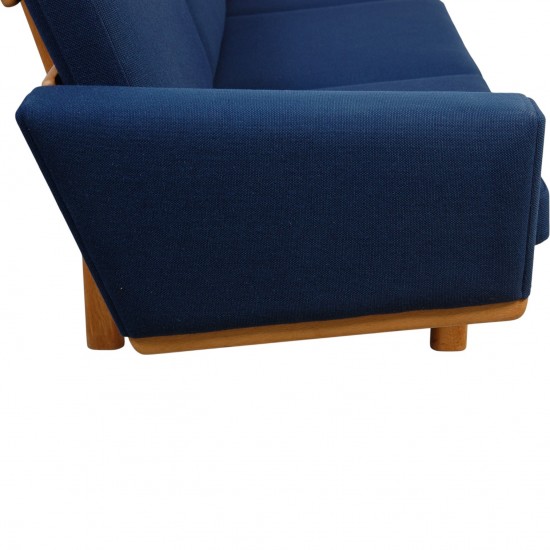Hans Wegner GE236 3-personers sofa i blåt stof og eg