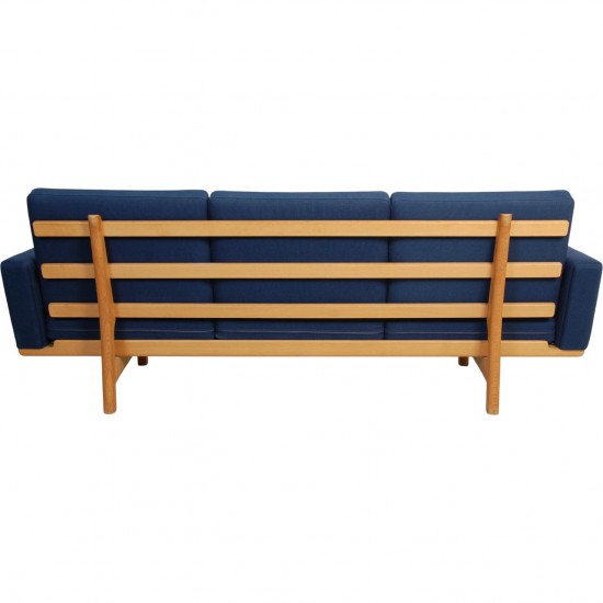 Hans Wegner GE236 3-personers sofa i blåt stof og eg