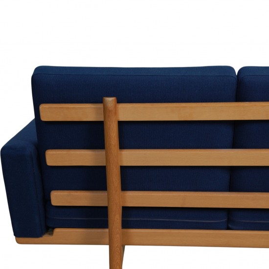 Hans Wegner GE236 3-personers sofa i blåt stof og eg