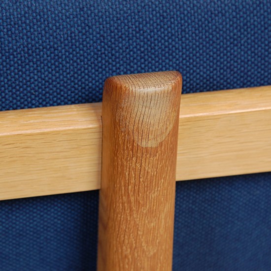 Hans Wegner GE236 3-personers sofa i blåt stof og eg