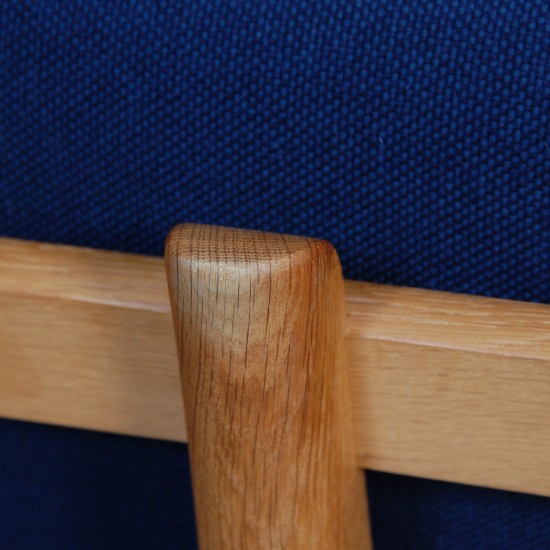 Hans Wegner GE236 3-personers sofa i blåt stof og eg