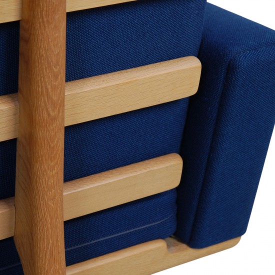 Hans Wegner GE236 3-personers sofa i blåt stof og eg