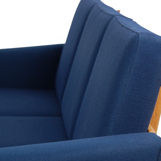Hans Wegner GE236 3-personers sofa i blåt stof og eg